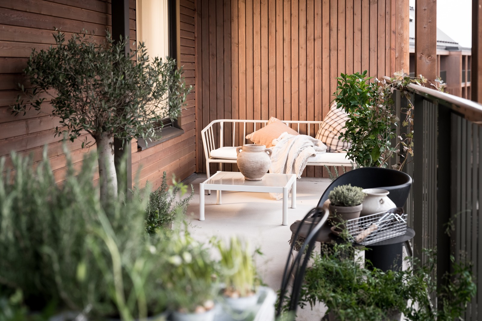 Välkomna till denna underbara tvåa som är belägen näst högst upp i huset