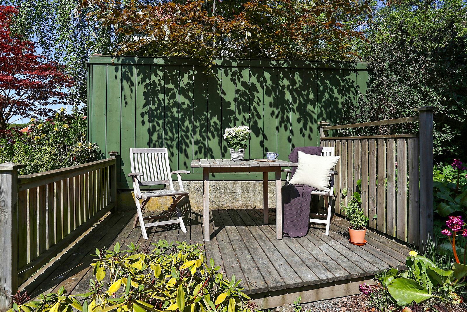 Koppla av och njut av solens strålar från er uteplats