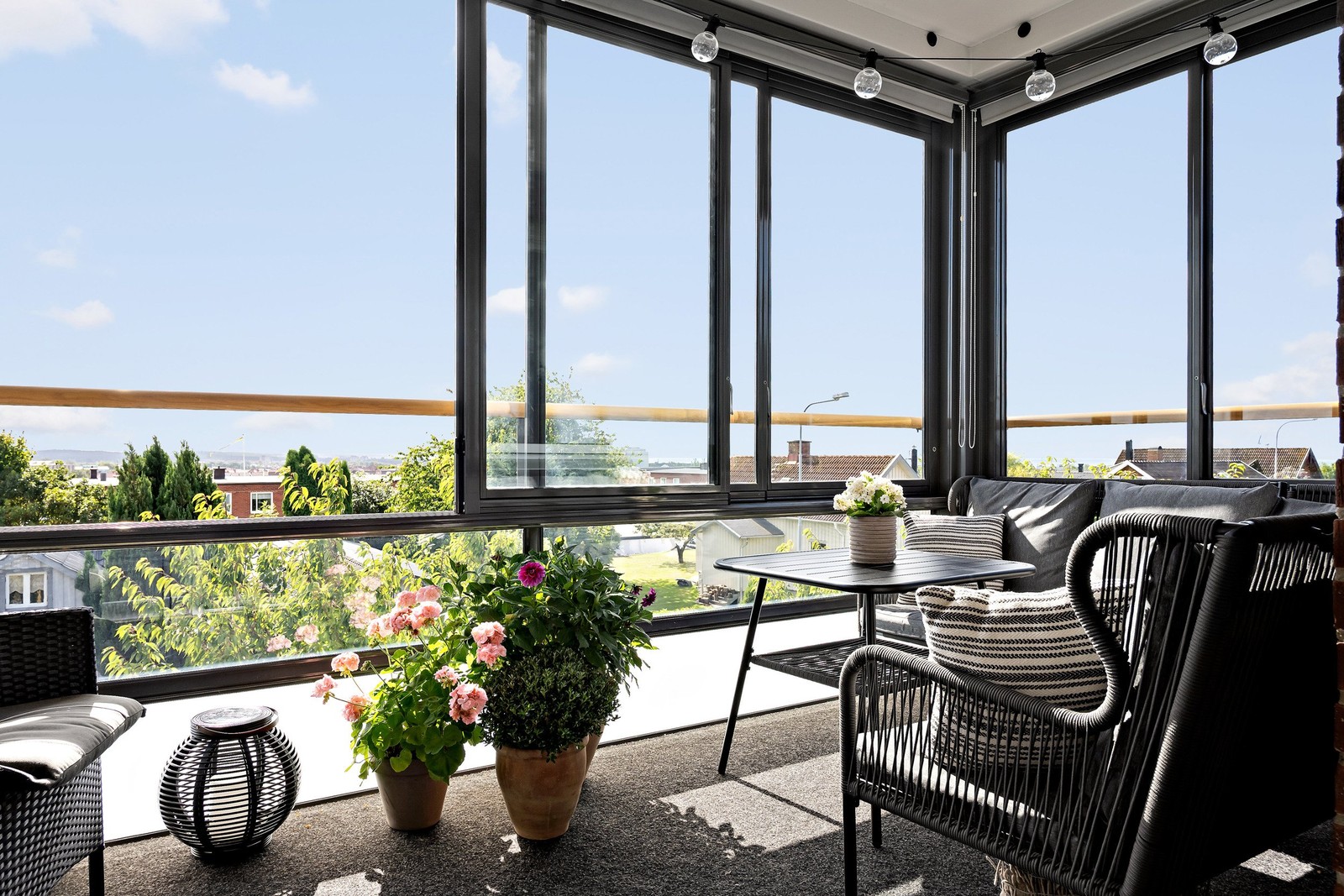 Inglasad balkong med havsglimt – njut året runt.