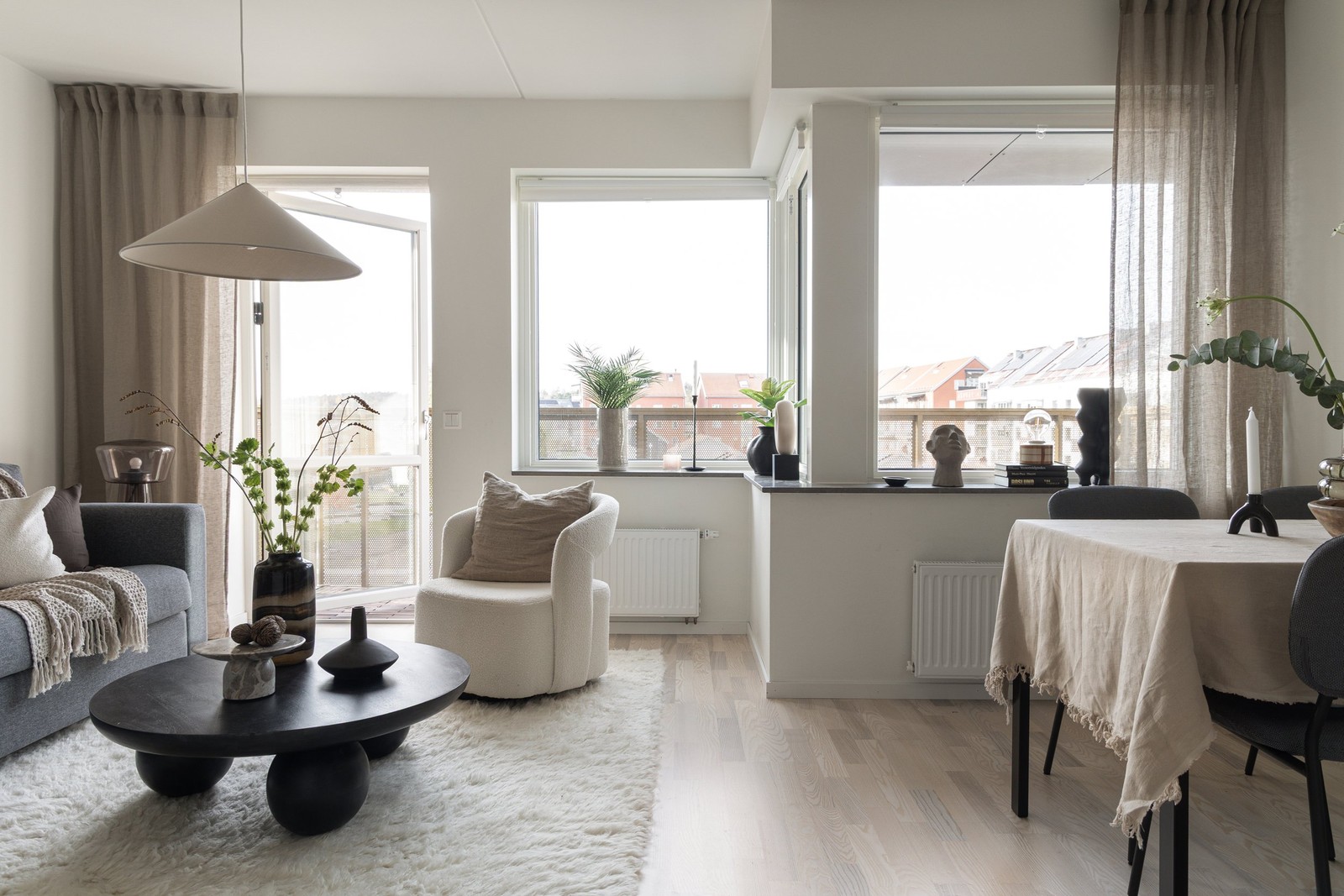 Trevligt planerad tvårummare med balkong i väst och fri utsikt