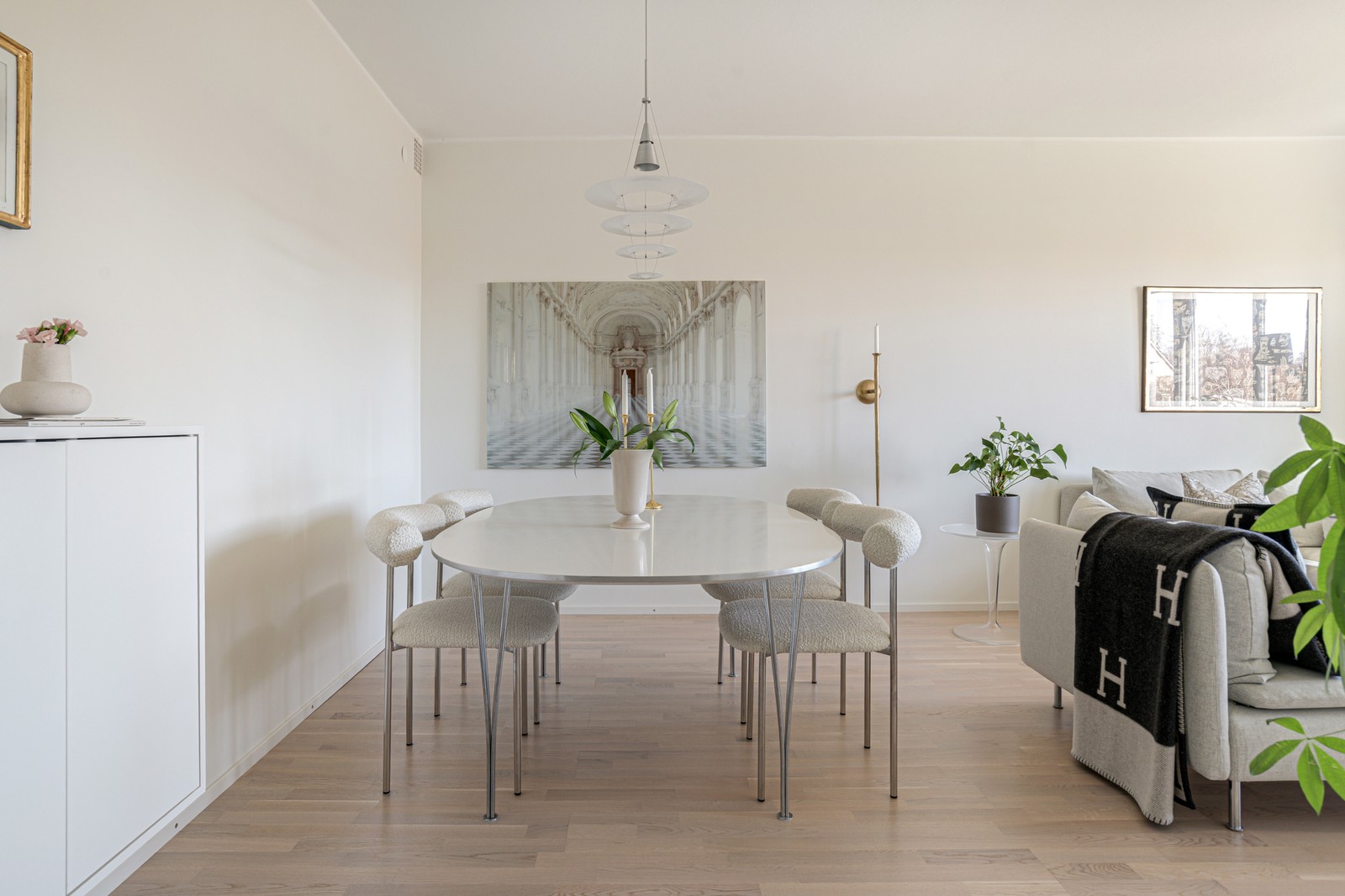 Väl tilltaget vardagsrum, där du enkelt får plats med både matbord och soffgrupp.