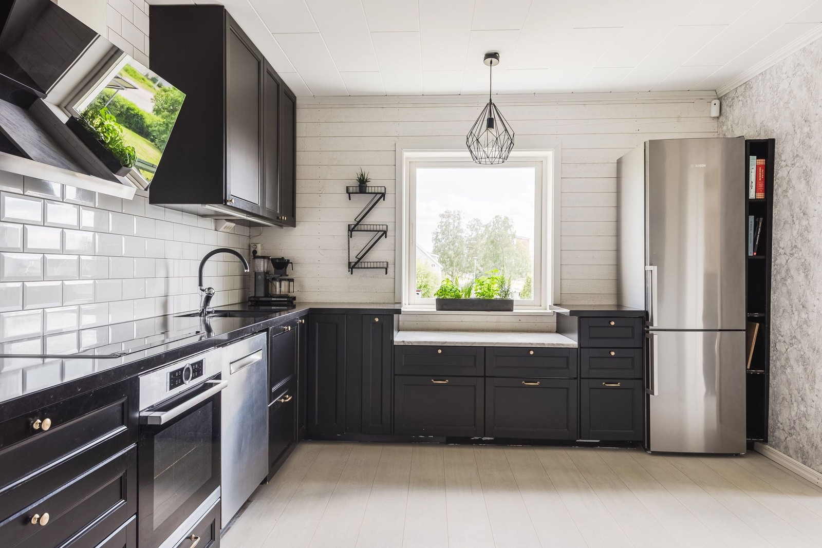 Renoverat kök med matrum i anslutning