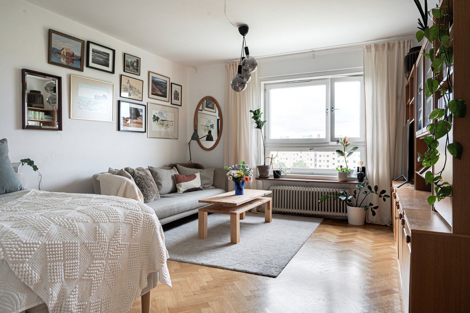 Välkommen till denna charmiga etta på grönskande Gråberget