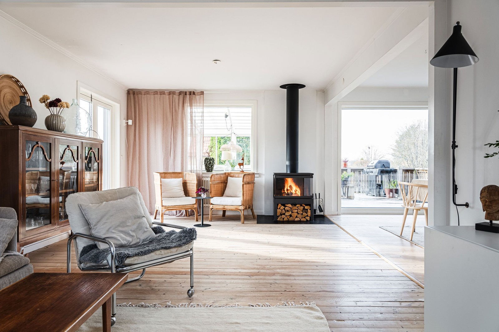 Rymligt vardagsrum med öppen planlösning mot kök och matrum