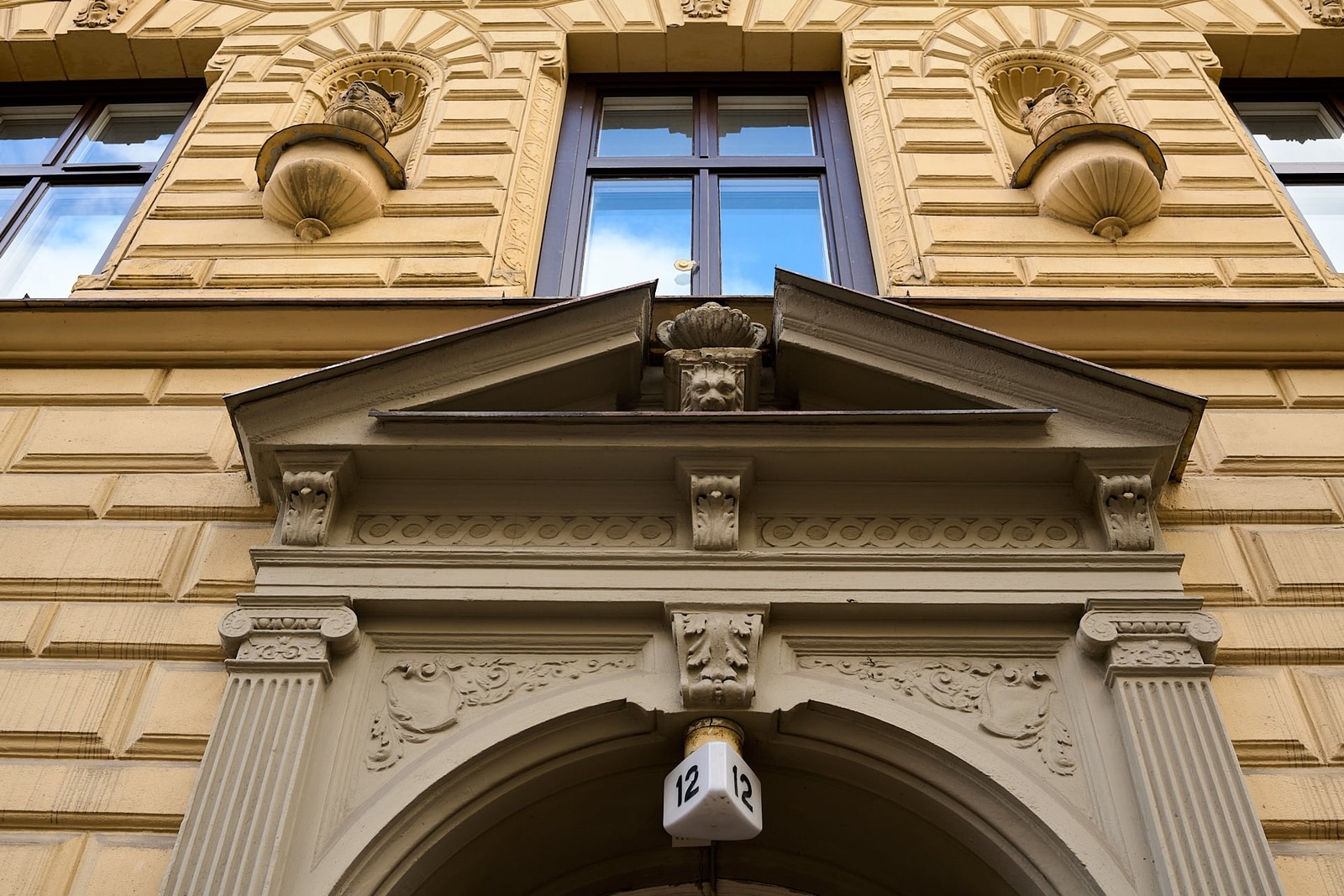 Swedenborgsgatan 12, precis intill Mariatorget