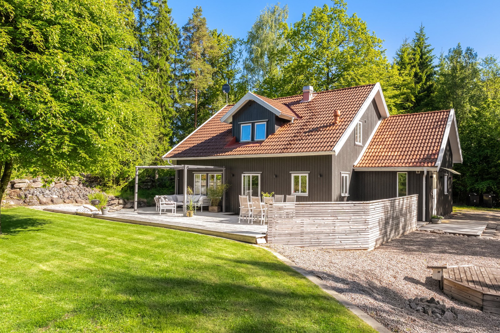 Välkommen till Brännås backe 33. Ett vackert hus med en lugnt och naturnära läge