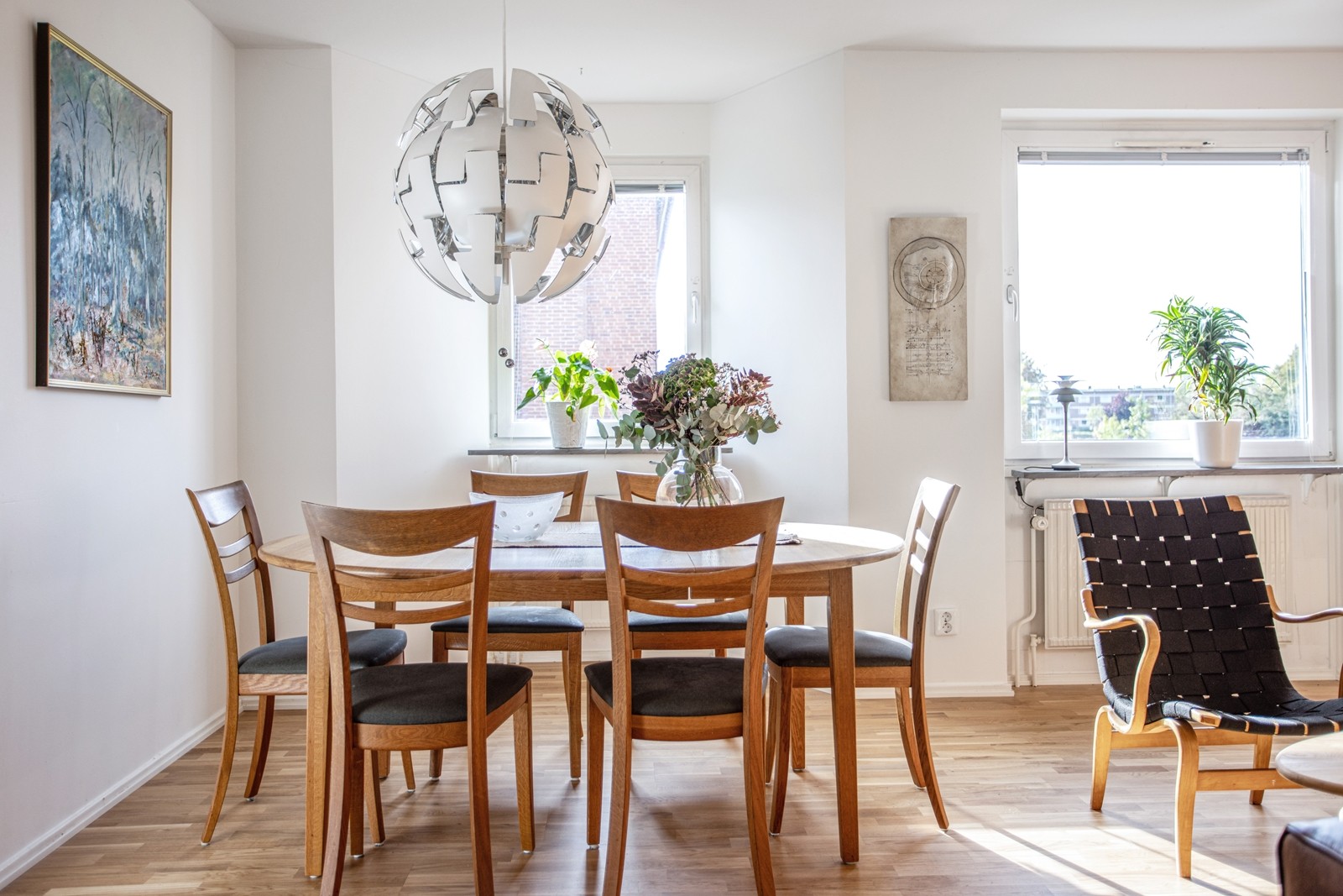 Ljust allrum med matplats