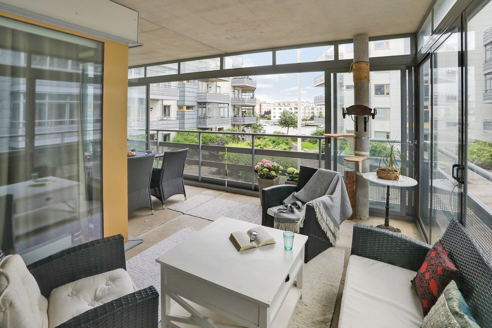 Stor inglasad balkong i vinkel