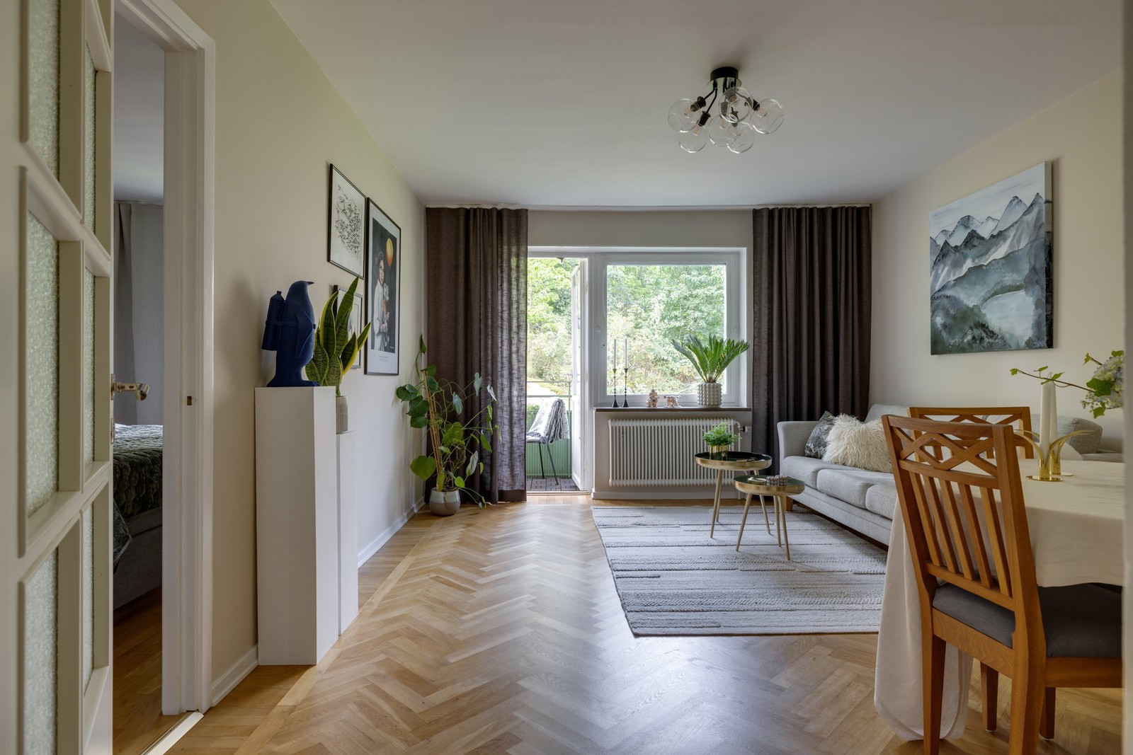 Bjurfors Century har nöjet att presentera en noga omhändertagen tvåa på Toppsegelsgatan 13!