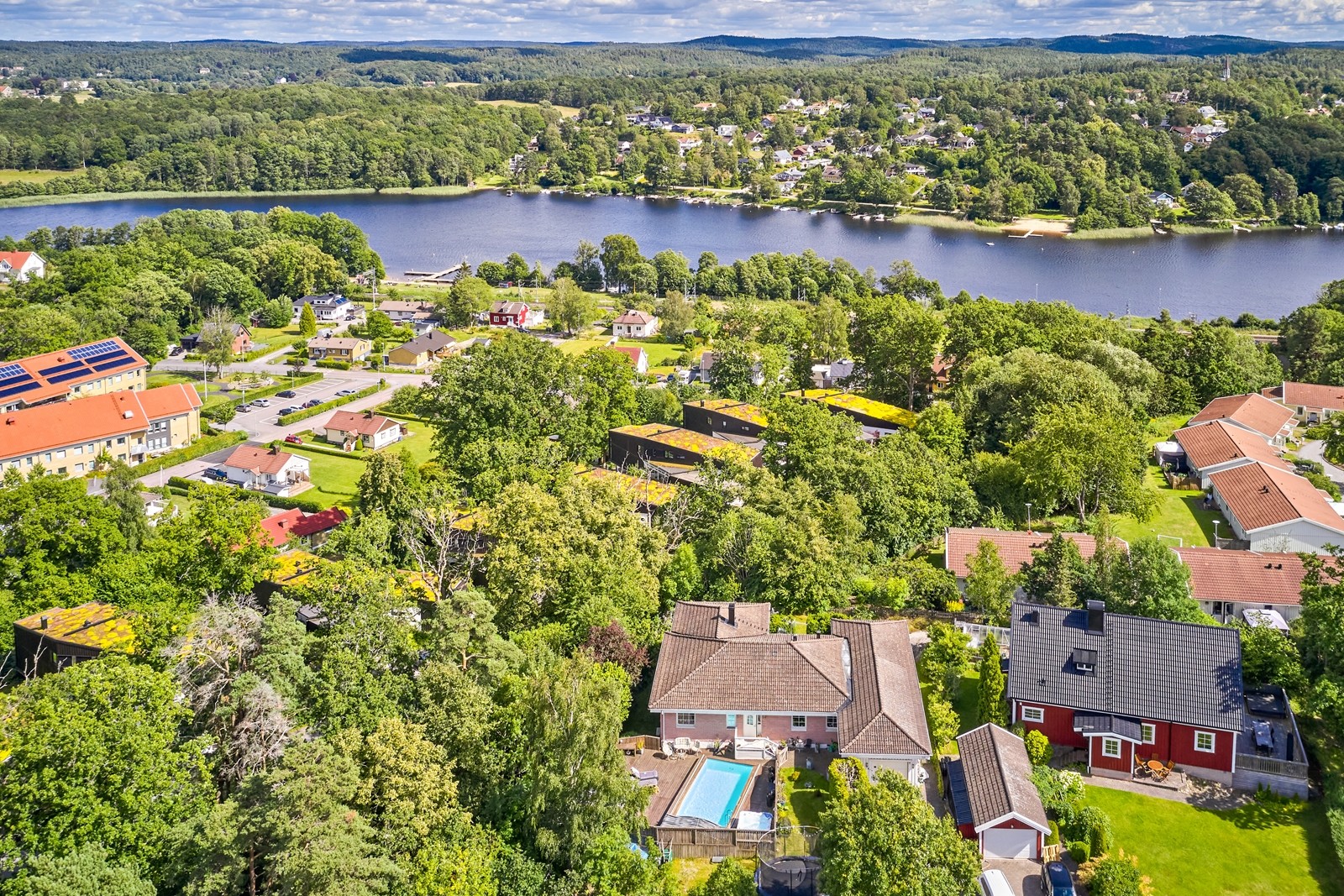 Familjevilla med pool, jacuzzi och på gångavstånd till badplats