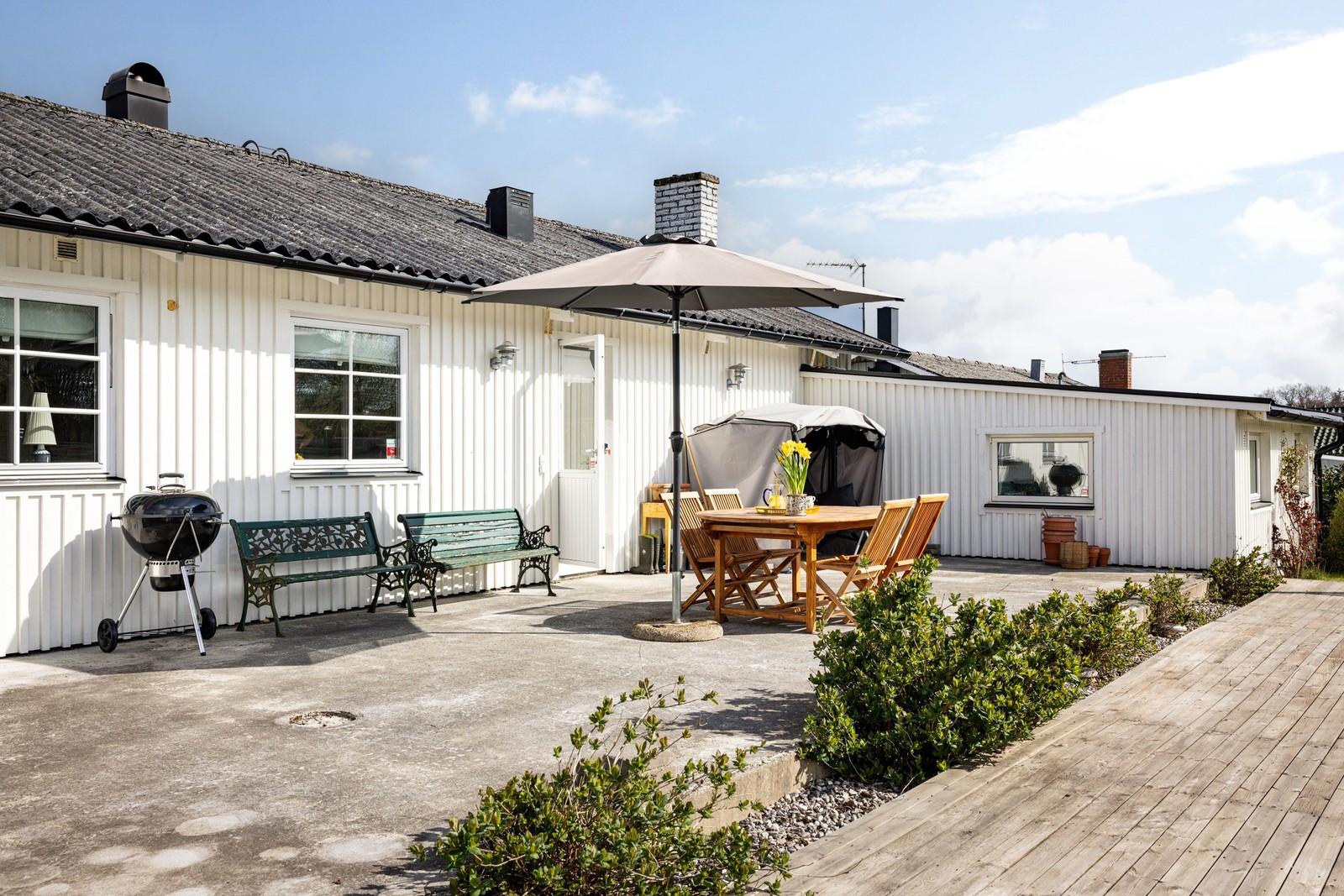 Enplanshus med gjuten uteplats