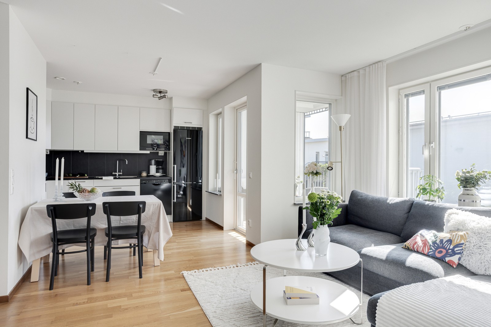 Öppen planlösning mellan kök och vardagsrum