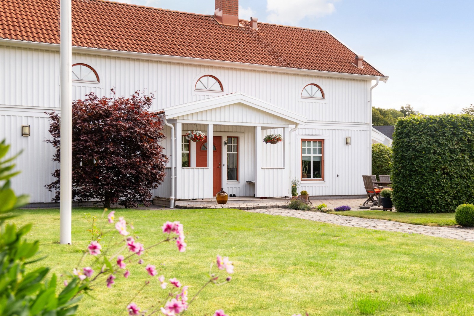 Här bor ni ljust och trivsamt med fin havsutsikt, dubbelgarage och nära till härligt salta bad