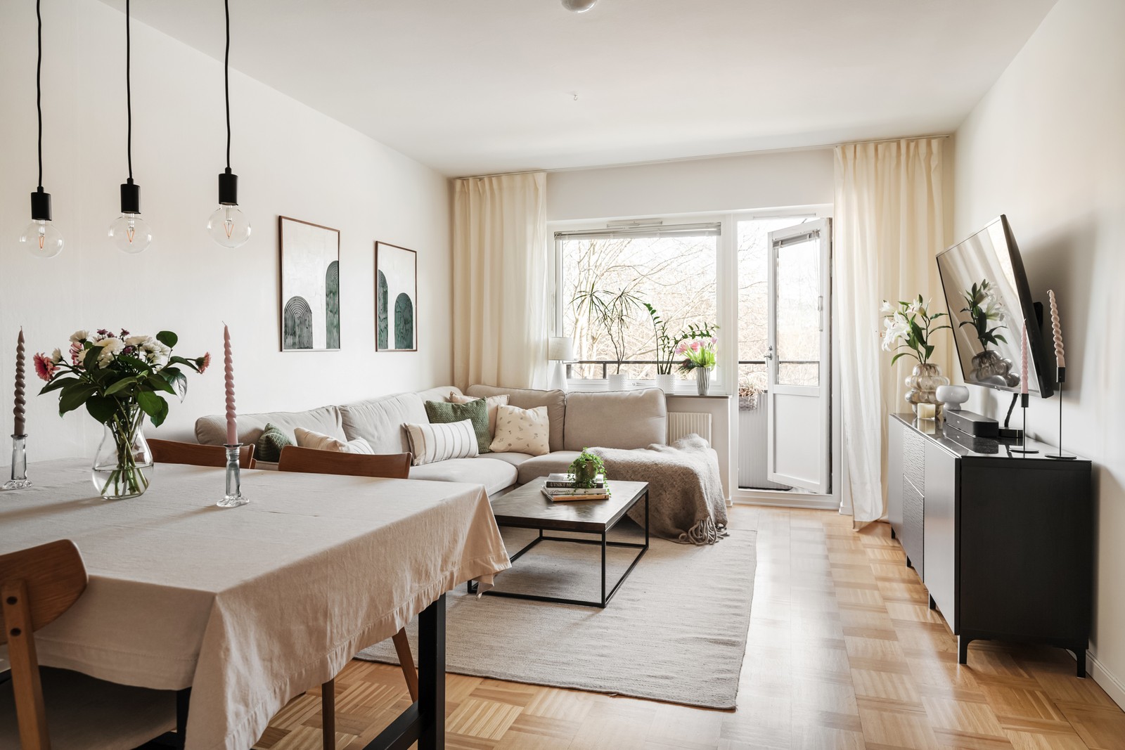 I vardagsrummet finns gott om plats för soffor och tillhörande möblemang