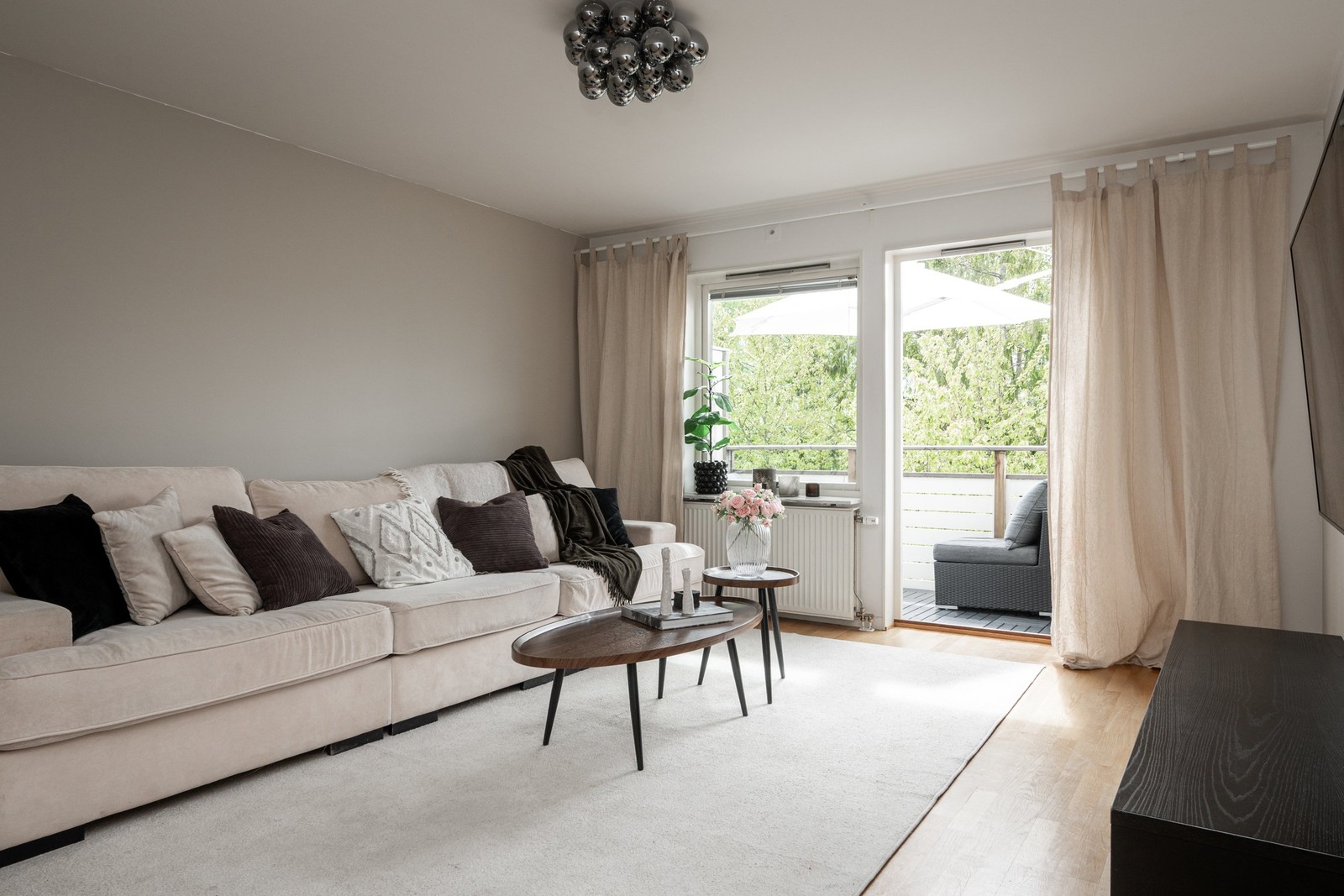 Vardagsrum med utgång till balkong