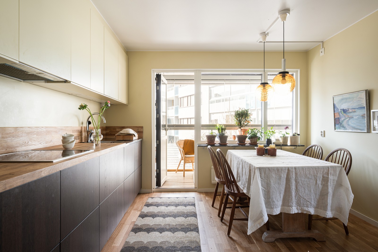 Välkommen till denna ljuvliga trea med nyrenoverat kök!