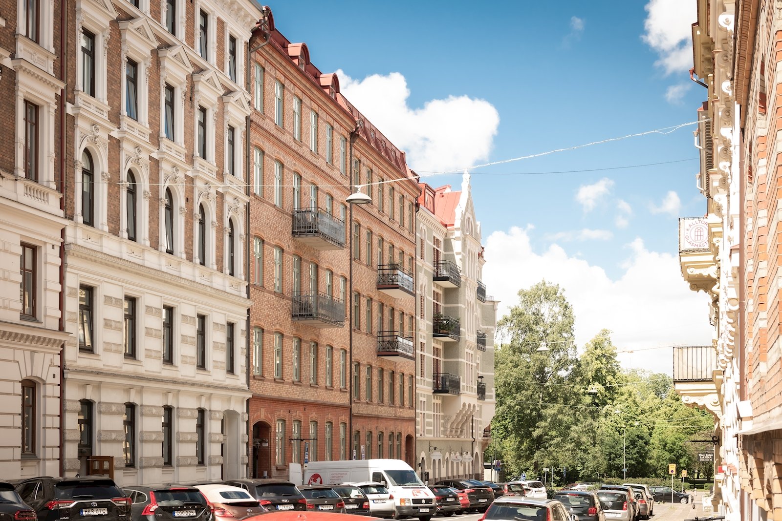 På en lugn återvändsgata, ett stenkast ifrån Vasaparken, välkomnas du till Götabergsgatan 5