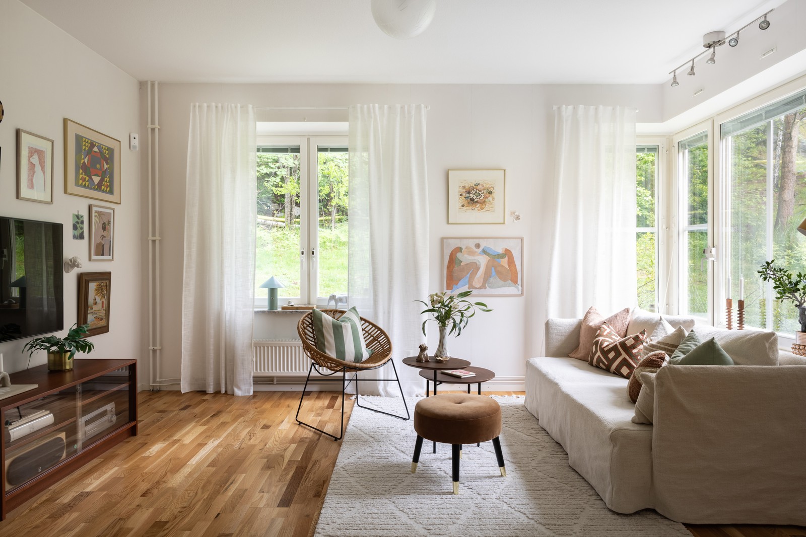 Ljust hörnläge med fönster i två väderstreck