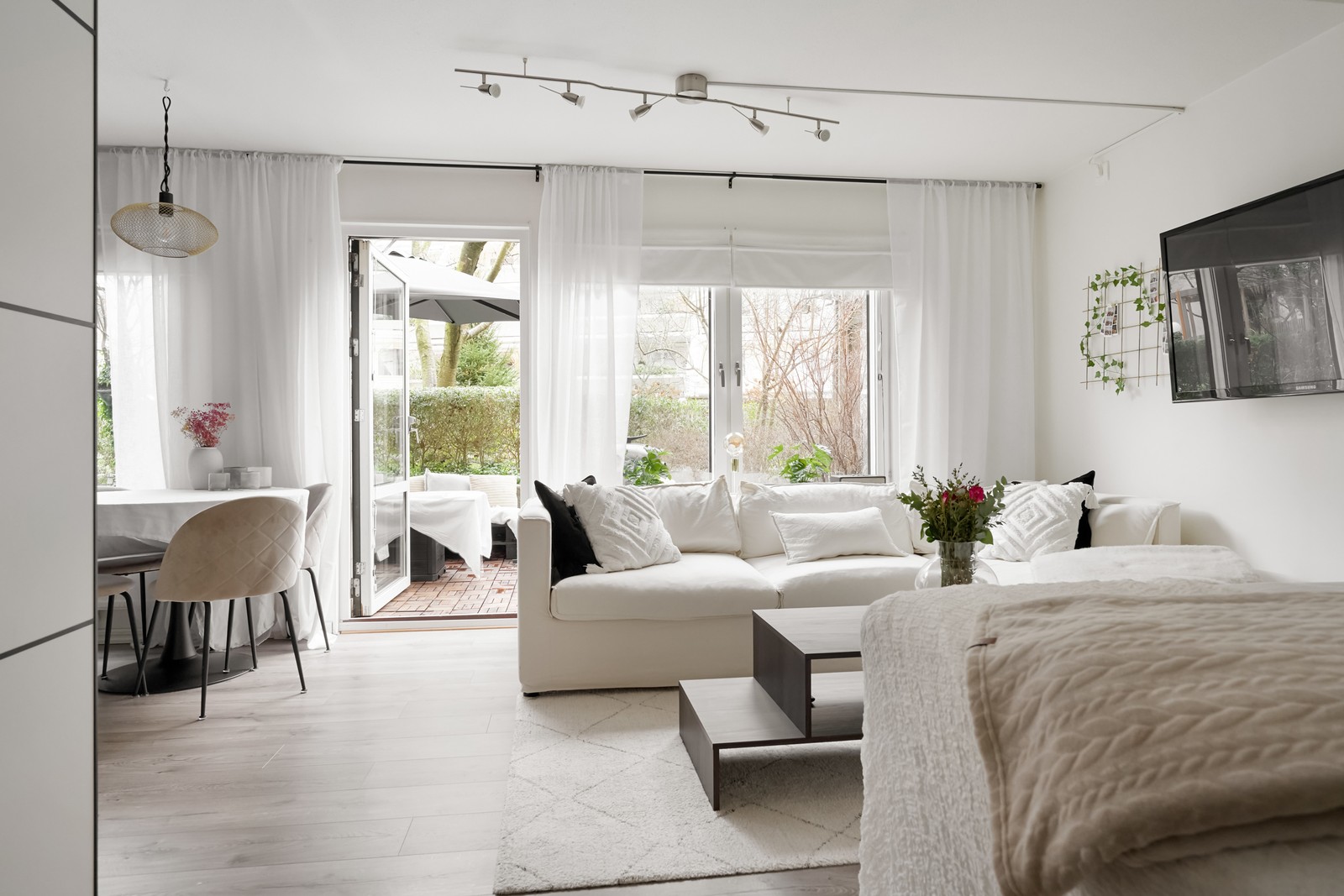 Välkommen till en ljus och välplanerad etta med uteplats!