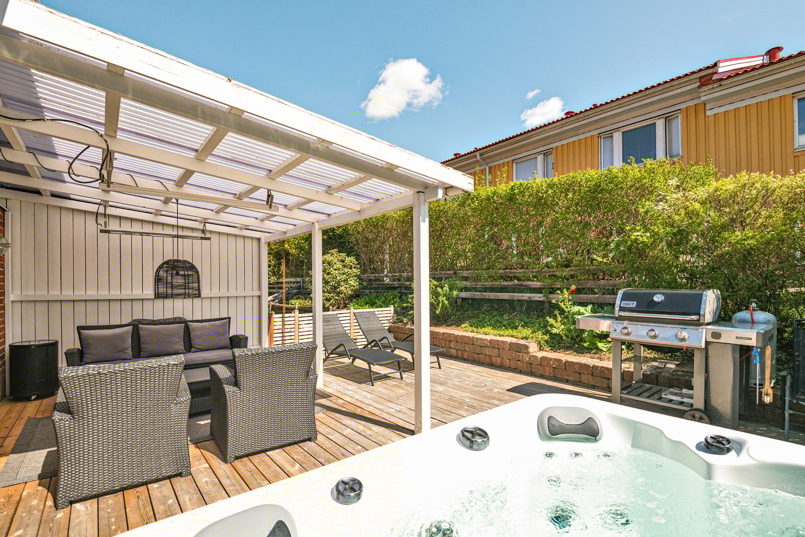 På eftertraktade Buregränd finner ni detta bostadsrättsradhus med ett av områdets bästa lägen