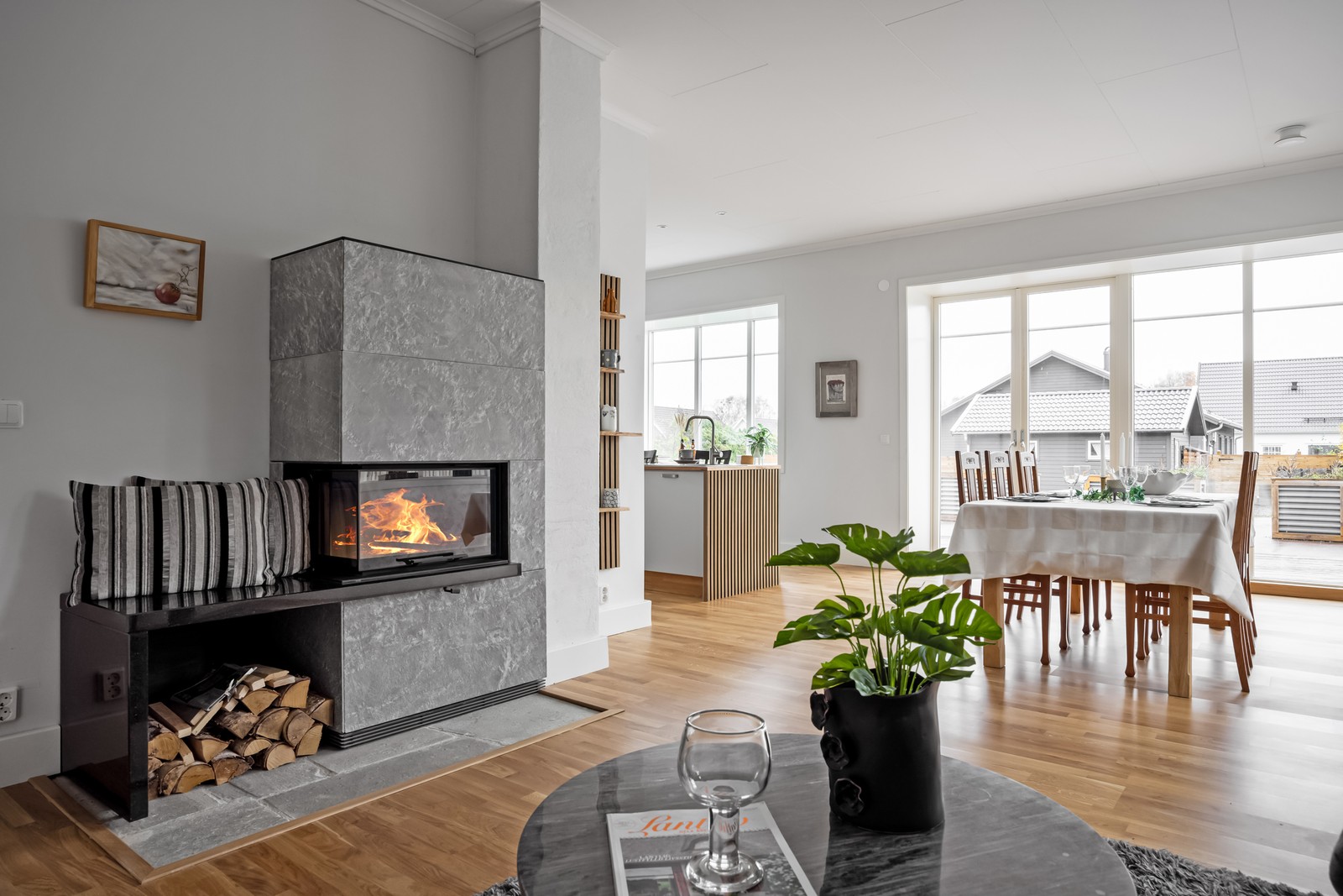 Stora sociala ytor på båda våningsplanen