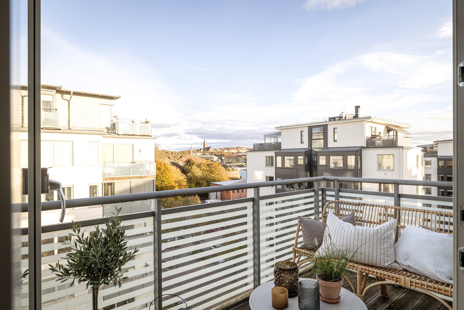 Balkong i högt och trevlig läge med blick mot vattnet