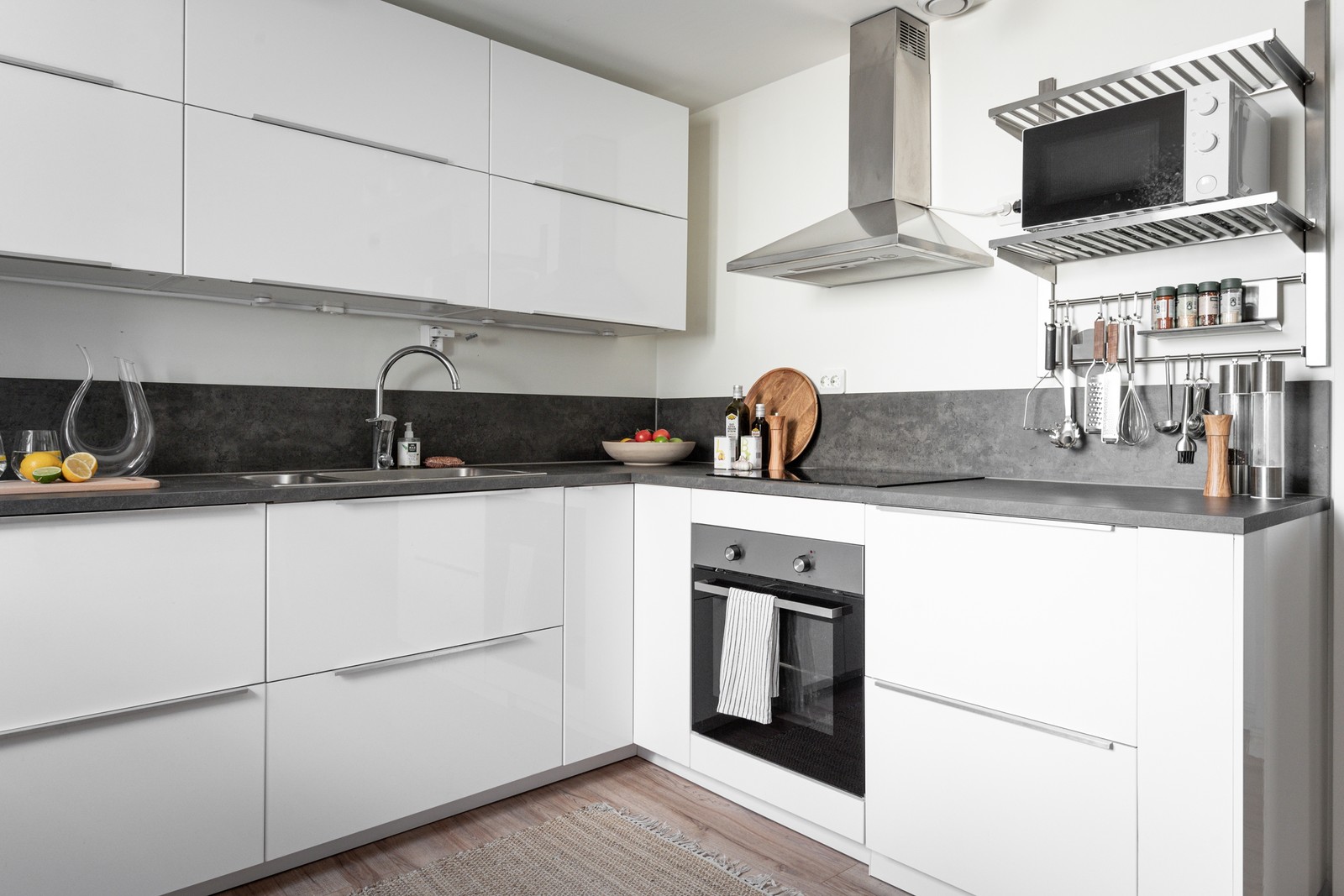 Bo högst upp i huset i en smakfullt renoverad vindslägenhet