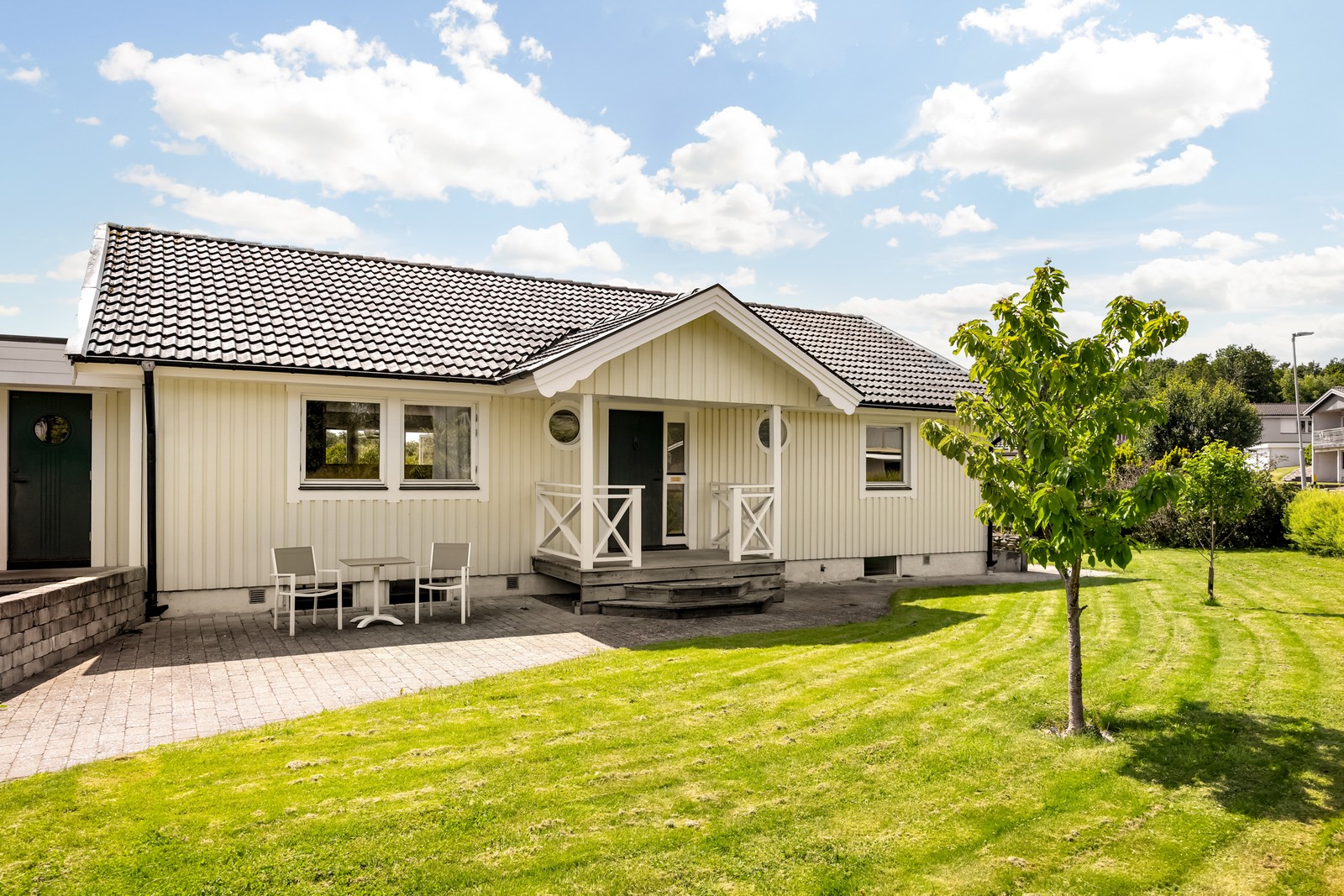 Härliga gräsytor på Alelövsvägen 49