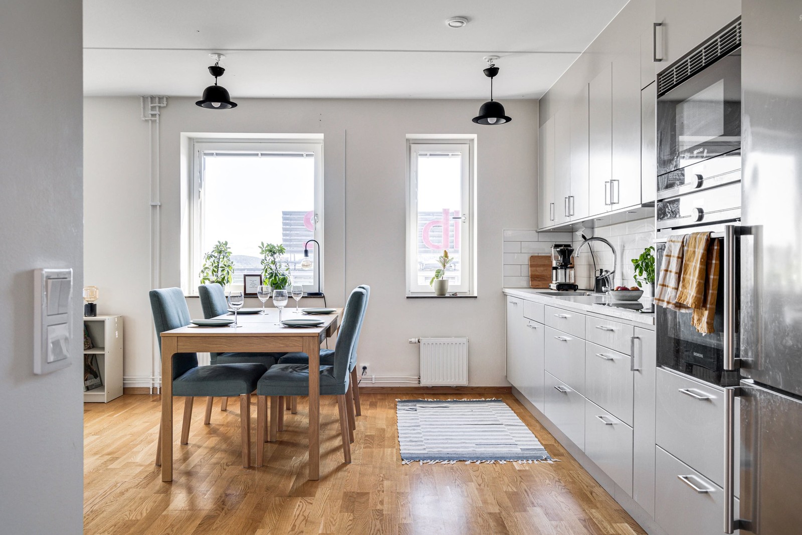 Matplatsen är trivsamt placerad vid fönstret