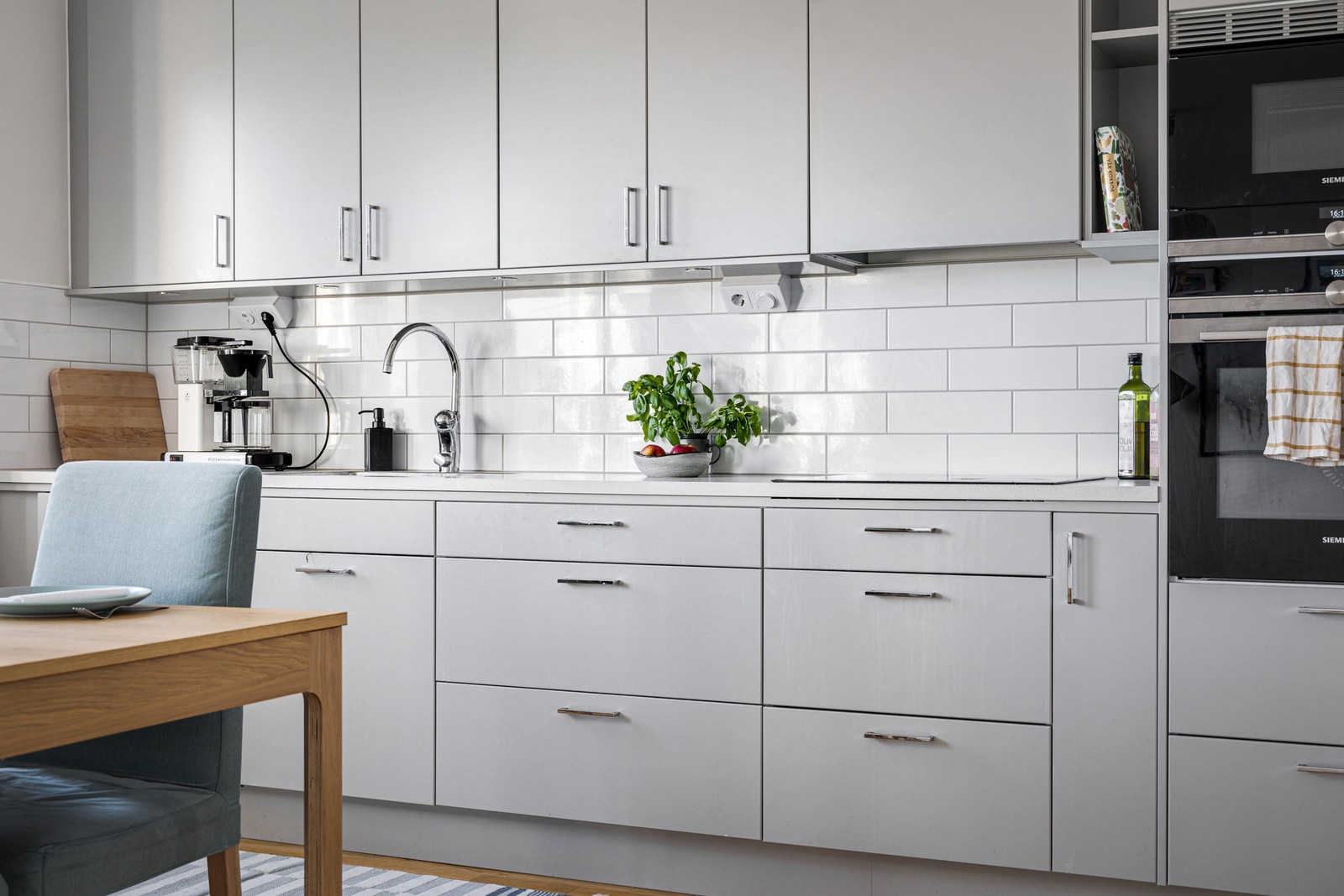 Bra med arbetsytor och gott om skåpsförvaring