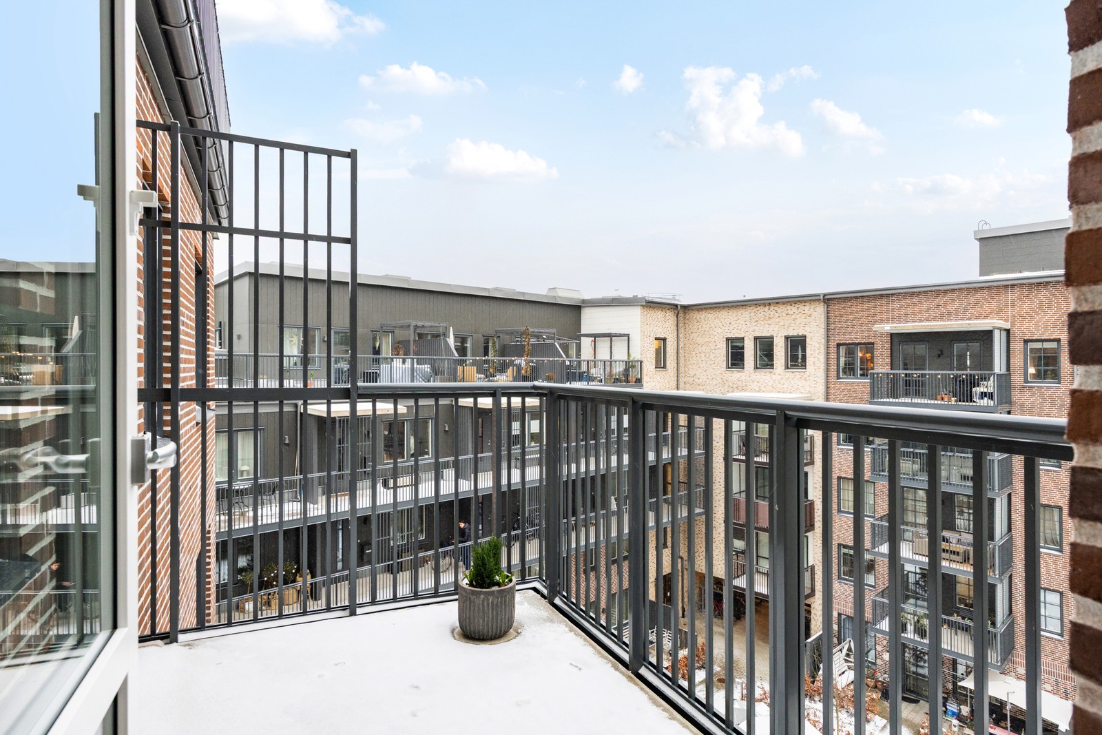 På denna balkong mår man väldigt bra sommartid