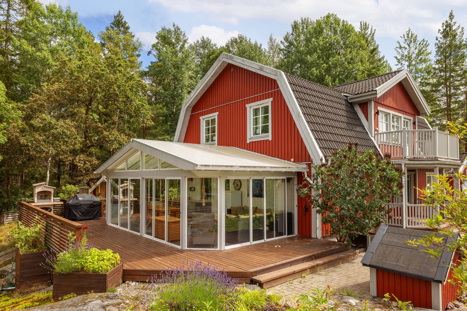 Välkommen till en fint belägen fastighet med ett rymligt välskött hus samt garage