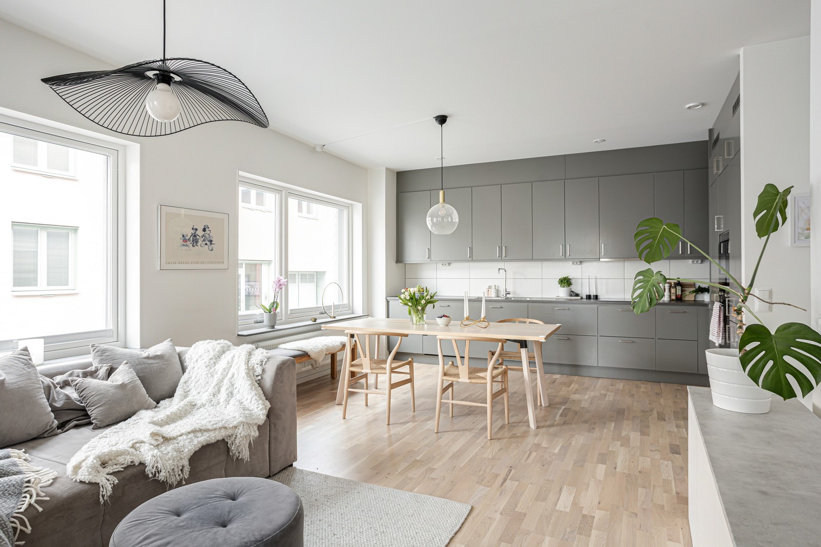 Stora fönsterpartier skänker bostaden bra med ljus.