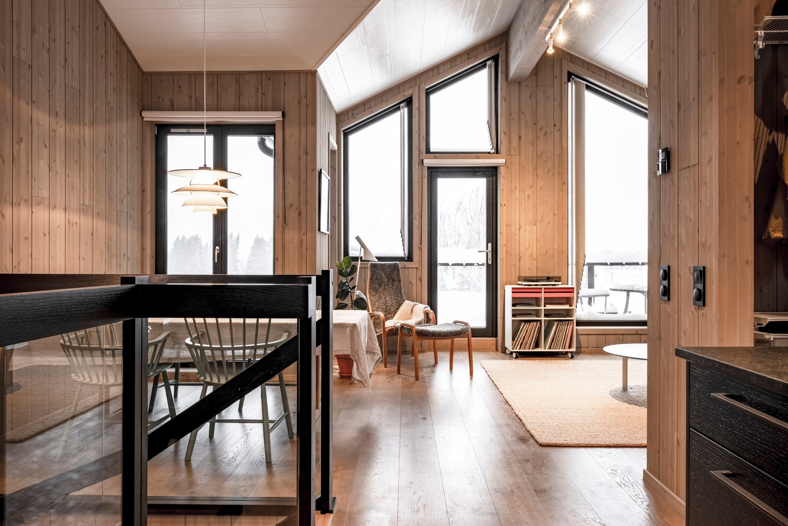 Social öppen planlösning med högt i tak och fint ljusinsläpp från stora fönsterpartier