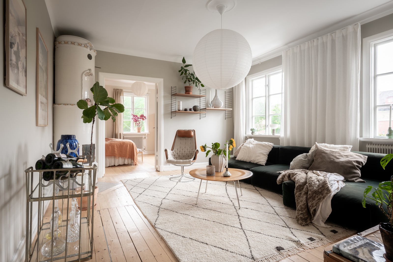 Välkommen till ljus, rymd och charm högst upp i huset!