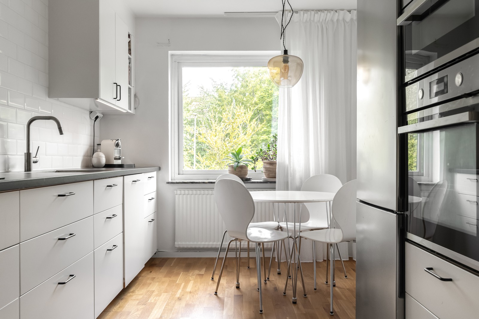 Stilrent kök med alla tänkbara bekvämligheter