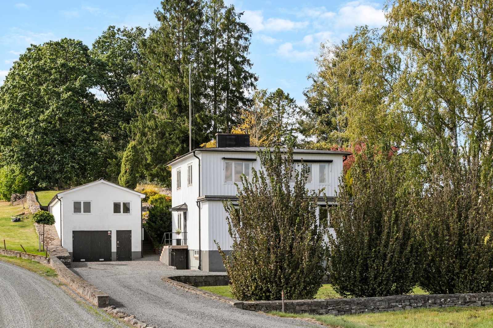 Grundmuren, dörrarna och garageporten har målats, och fönstren mot söder har bytts ut.