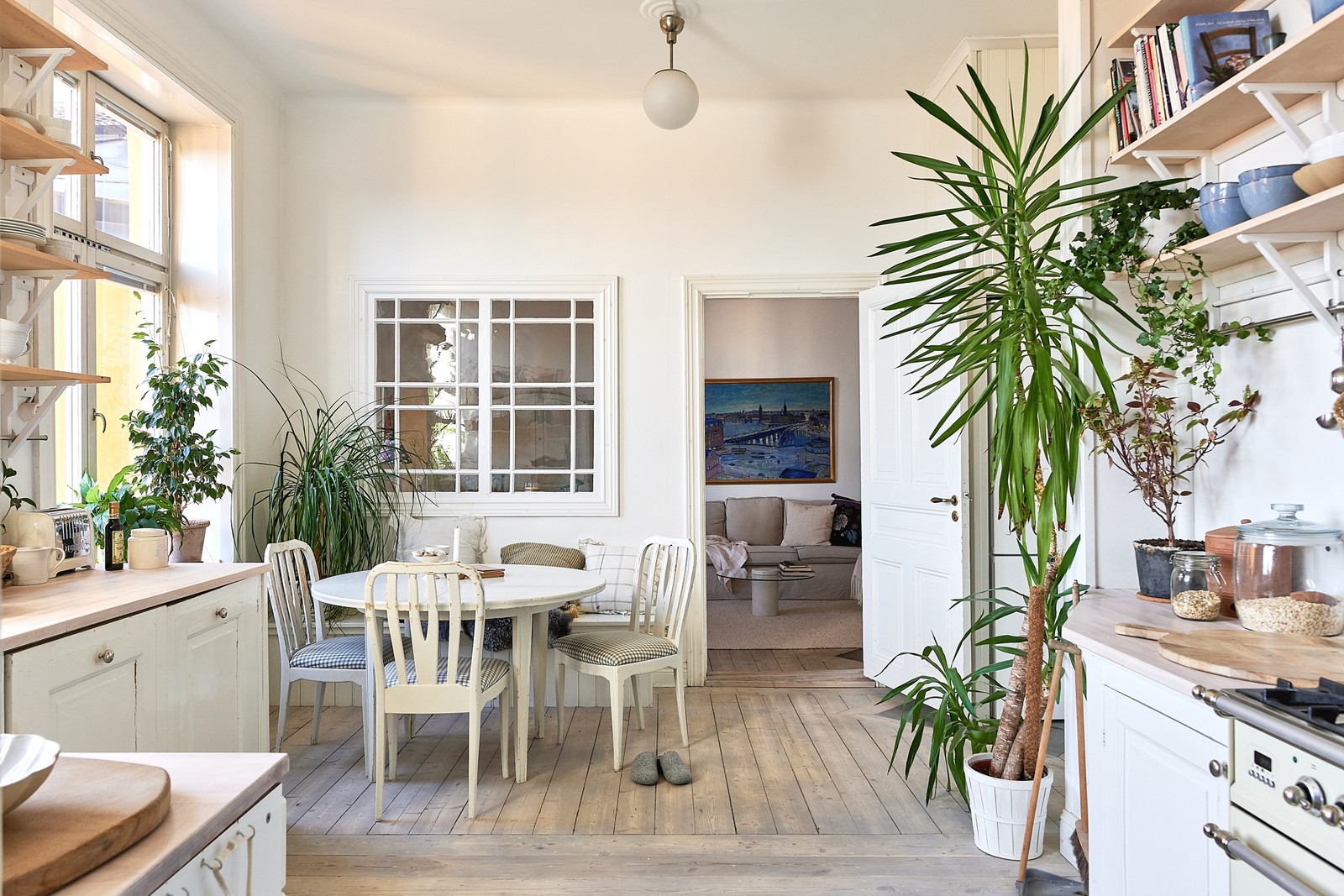 Underbart kök som badar i ljus på övre plan