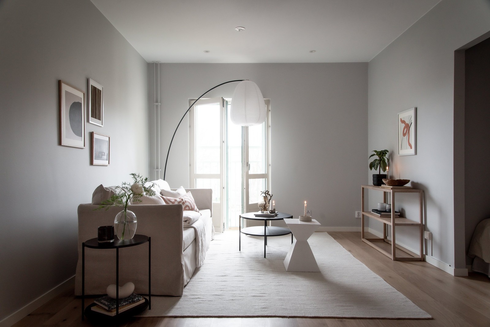 Kök, matsalplats och vardagsrum ligger i fil med varandra...