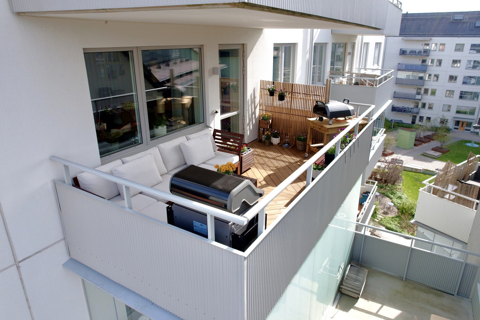 Stor möblerbar balkong med utsikt över innergård