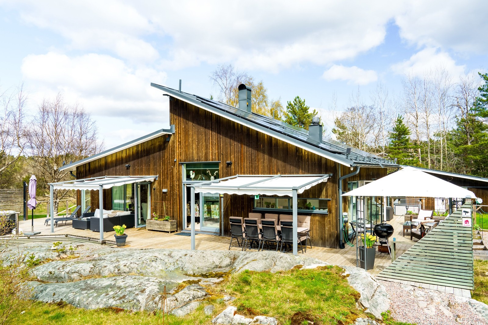 Flera trevliga uteplatser i perfekt solläge