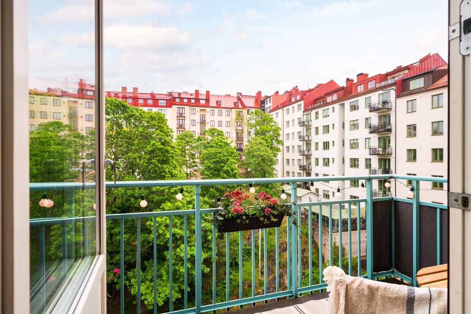 Underbar balkong mot den härliga innergården