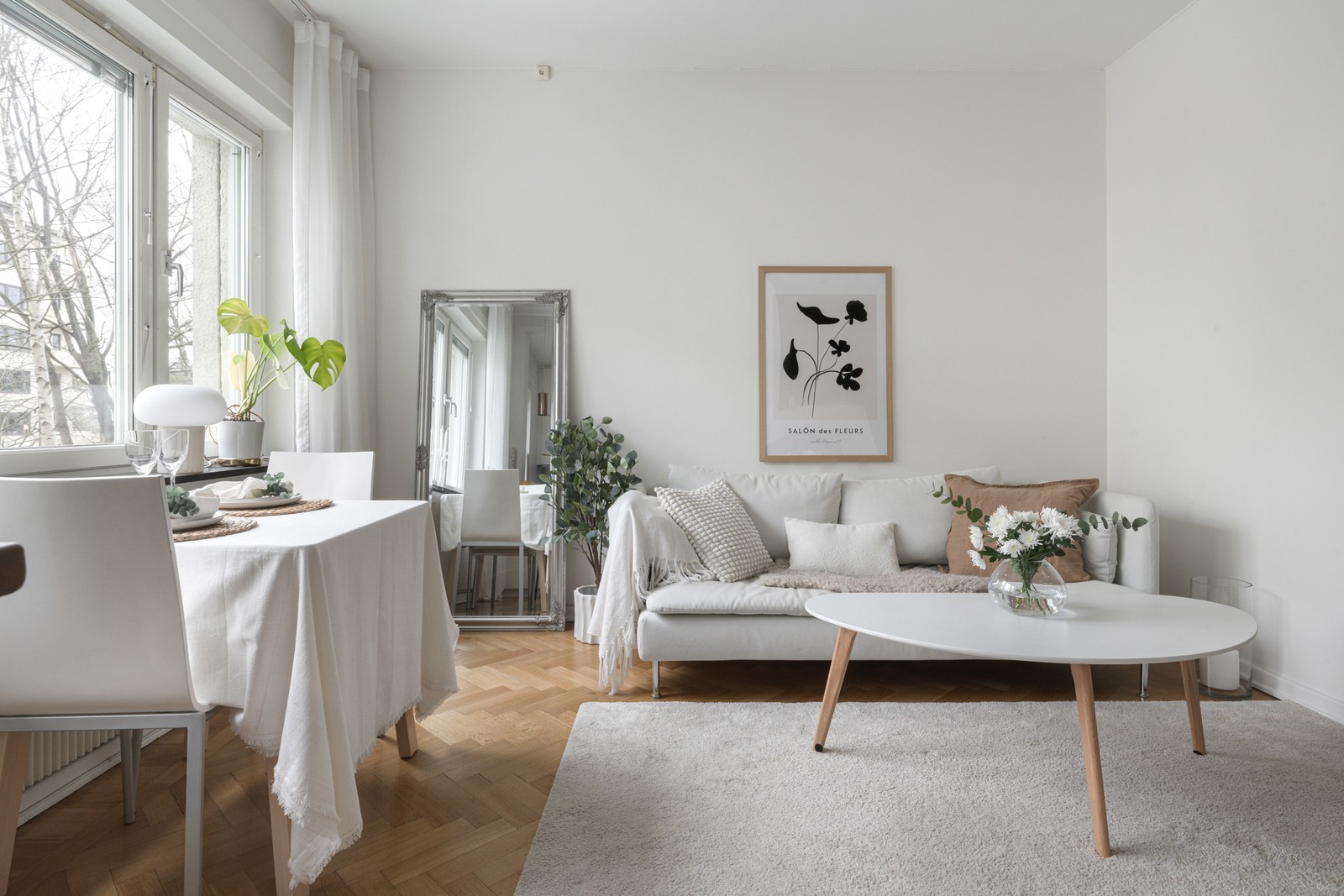 Plats för både soffa och matbord