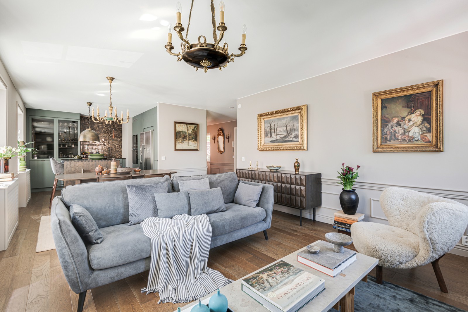 Sandgärdsgatan 28 ligger i en välhållen fastighet från 1887, bara ett stenkast från Stora torget