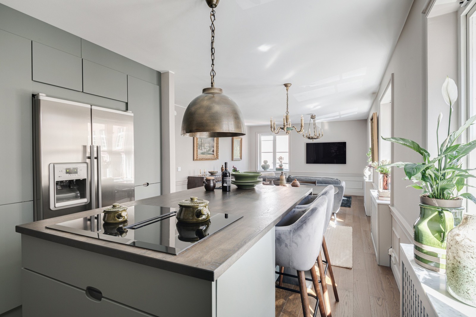 Köksön i med bänkskiva i massiv ek fungerar lika bra för sociala måltider som för arbete