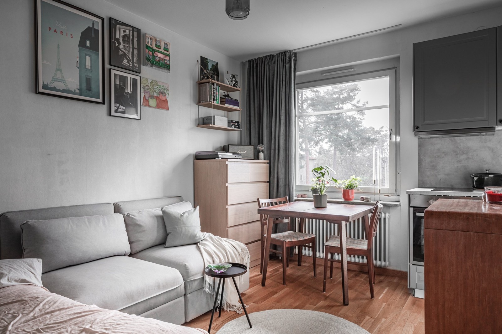 Utrymme för både en soffgrupp, säng och matplats