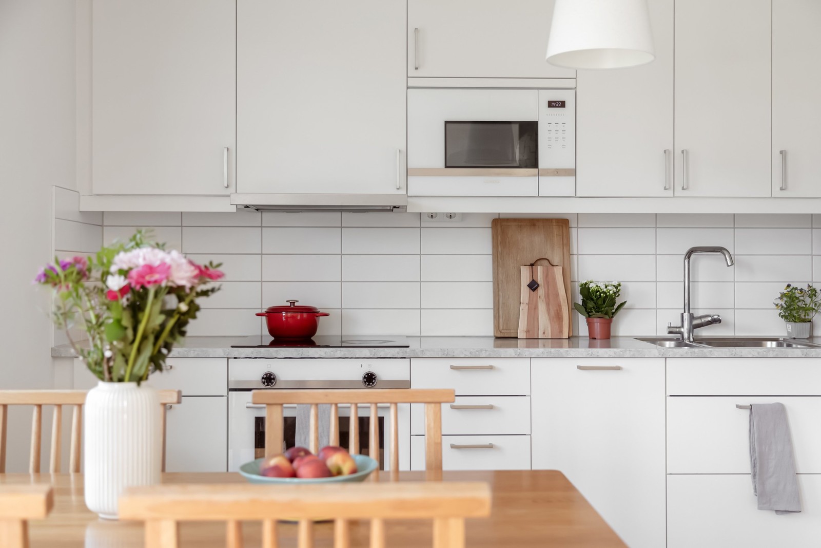 Mot husets gavel vetter denna ljusa tvårummare om 51, 5 kvm