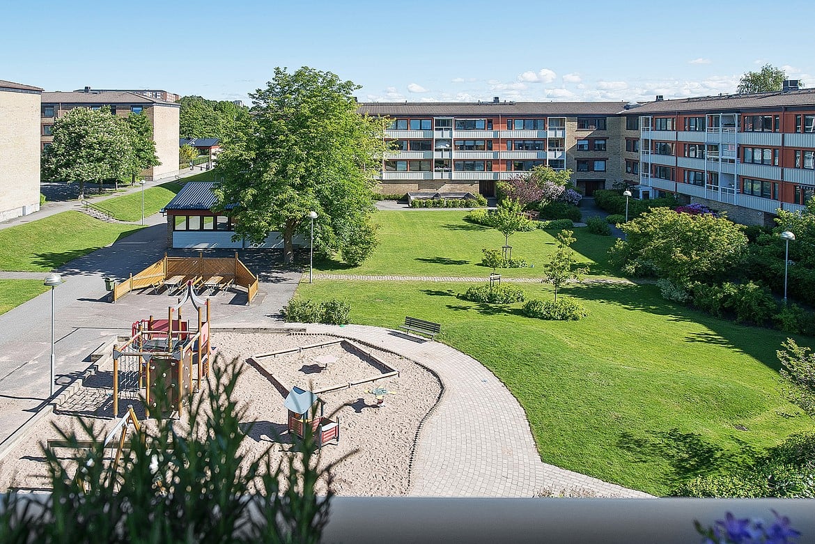 Perfekt boende för barnfamiljen då det går att hålla uppsikt  över barnen när de leker på lekplatsen