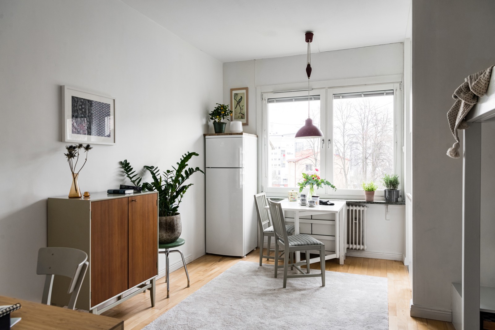 Lägenheten får ett härligt ljusinsläpp tack vare stort fönsterparti