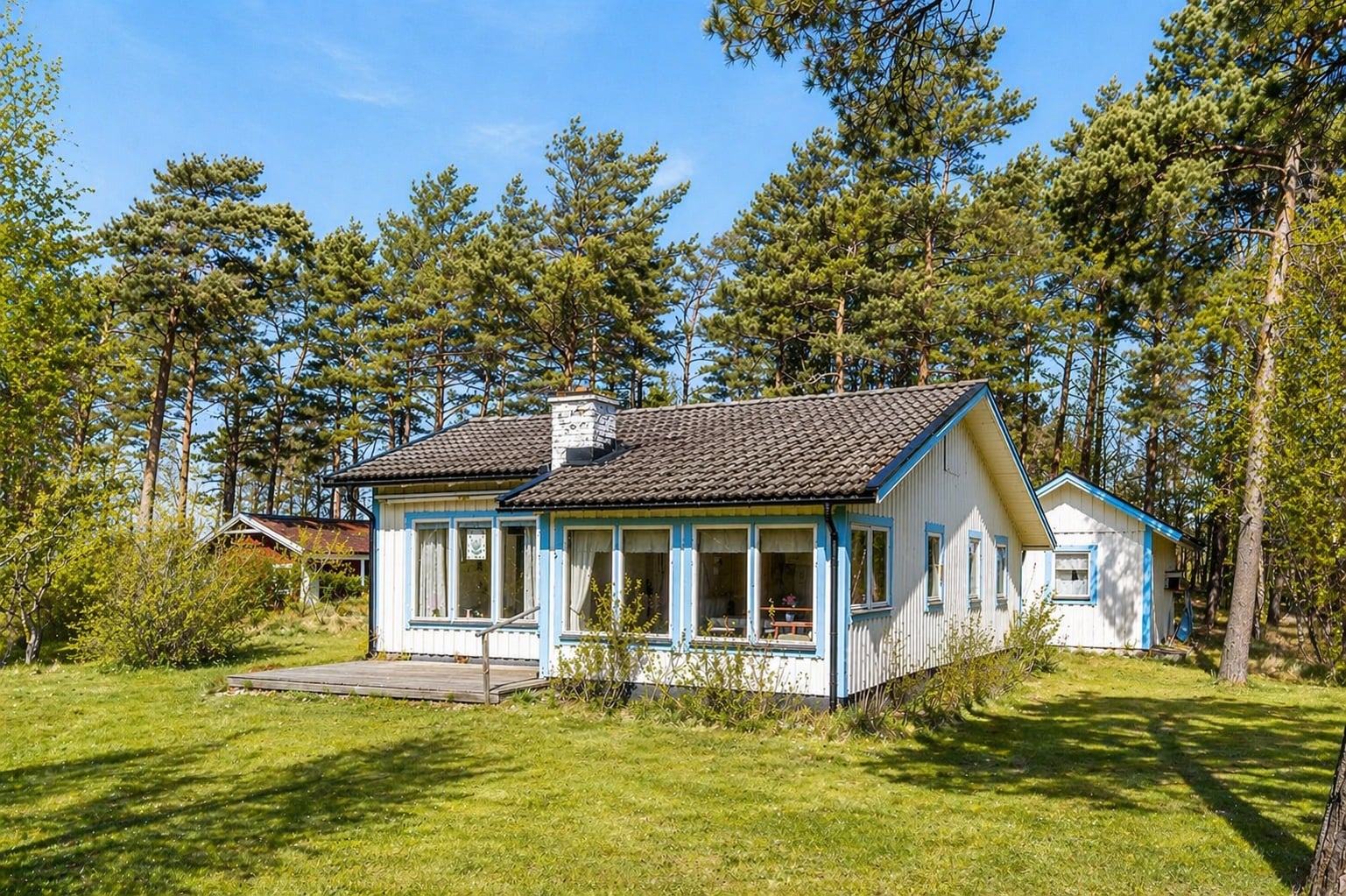 Romantisk sommarstuga i retrostil med bevarade originaldetaljer